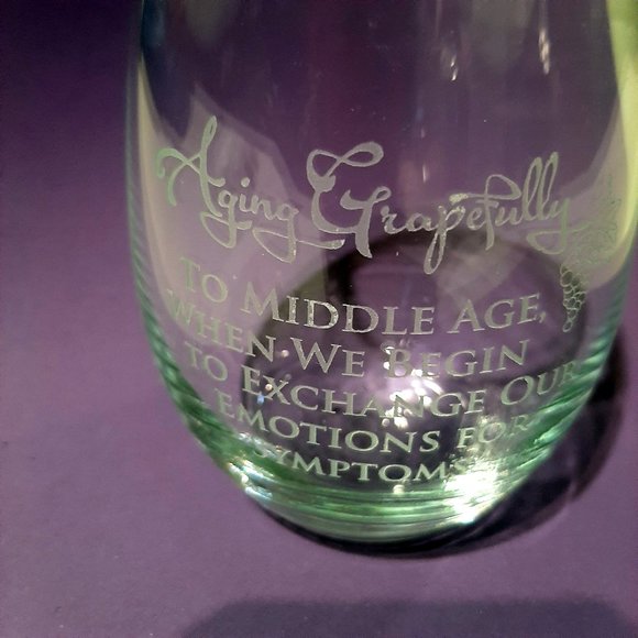 Aging Grapefully Oversized Etched Quote Stemless Wine Glass 21oz wine lover gift - Picture 3 of 7